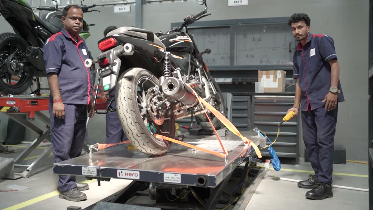 Undercarriage inspection on the lift